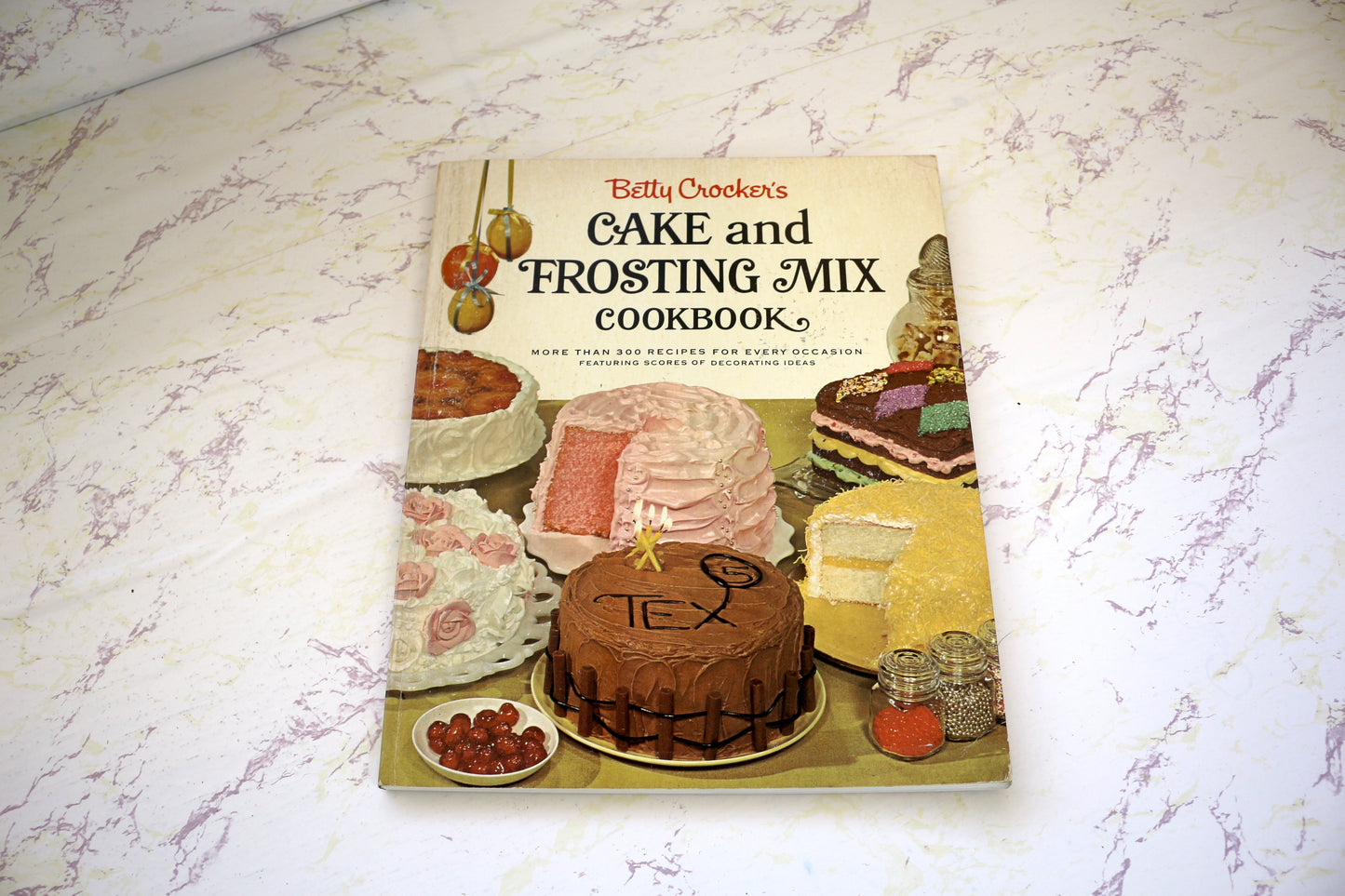 Betty Crocker Cake & Frosting Cookbook  – Culinary Delights & Inspiring Graphics!