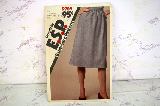 Simplicity 9709 Sewing Pattern Slim Skirt size 0 – Sustainable Creativity at Its Best