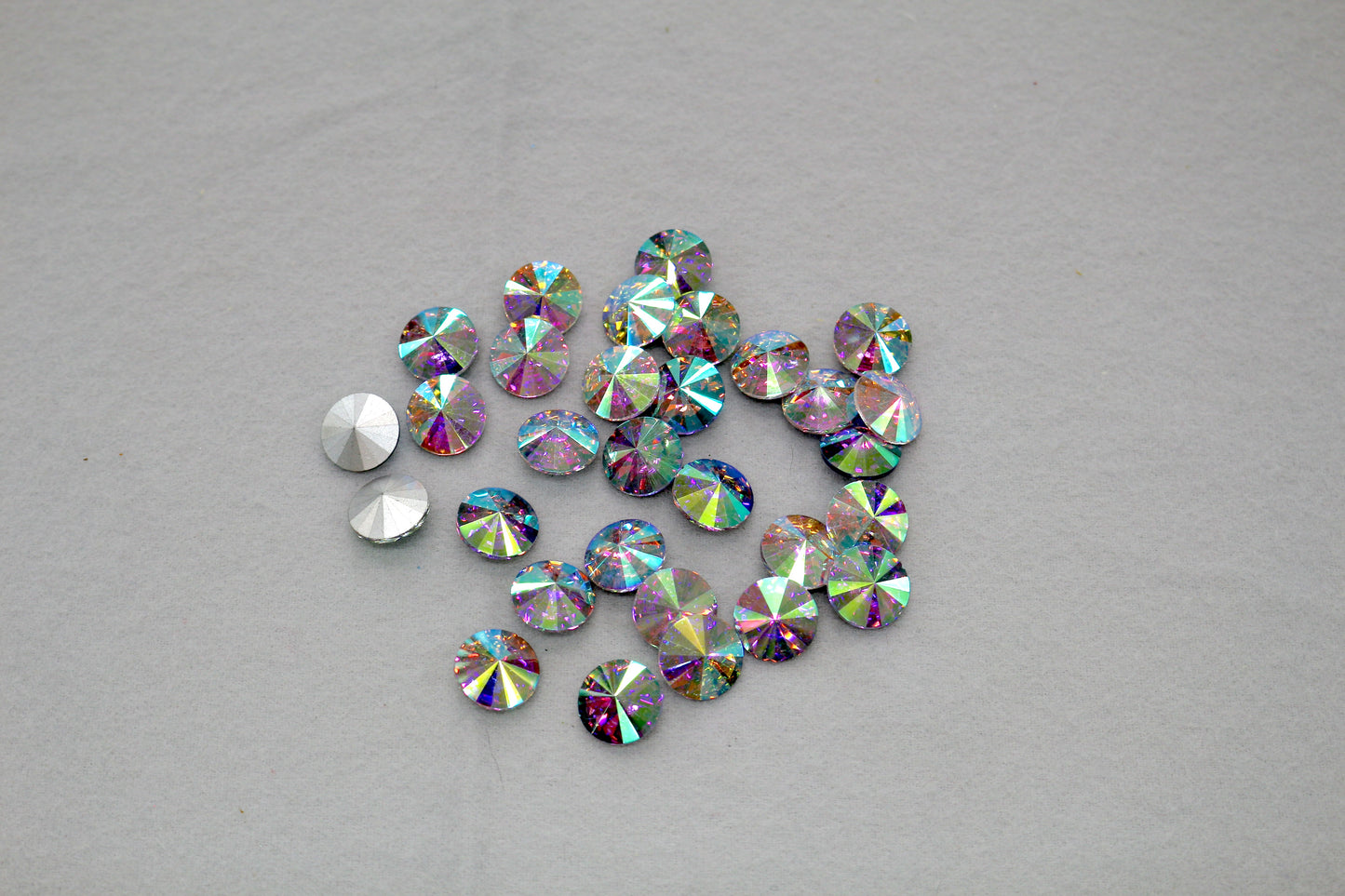 Pointed-Back Iridescent Round Rhinestones