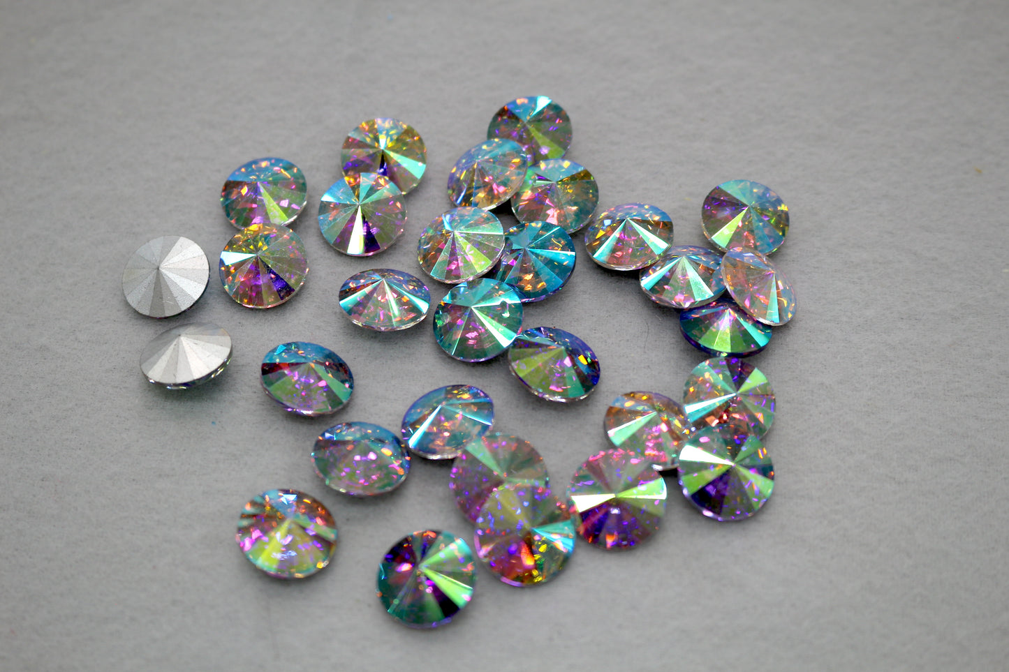 Pointed-Back Iridescent Round Rhinestones