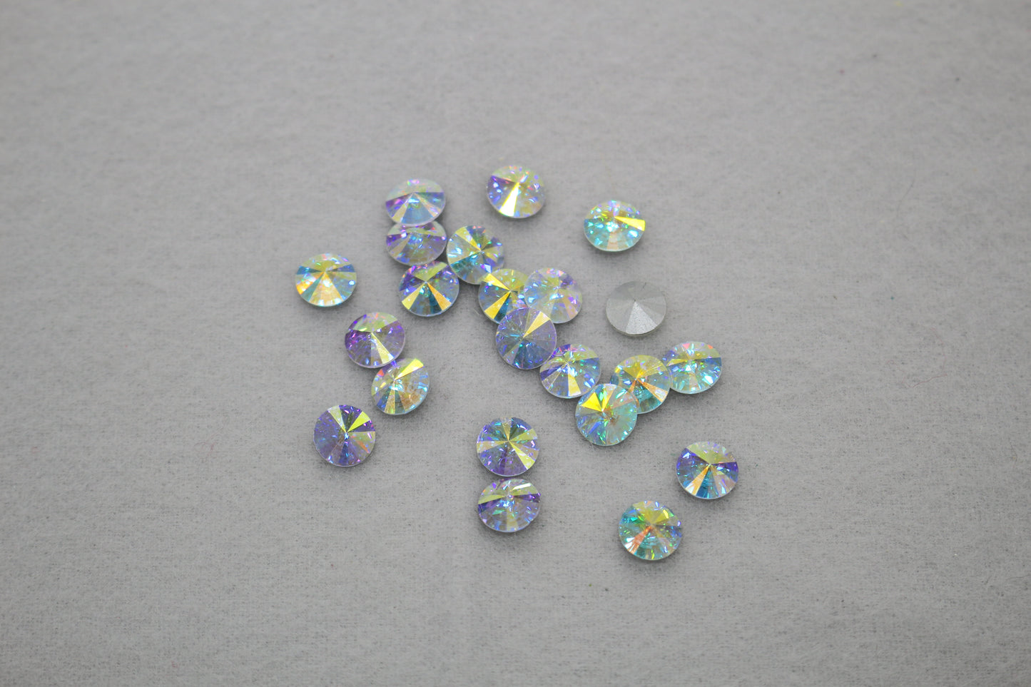 Pointed-Back Iridescent Round Rhinestones