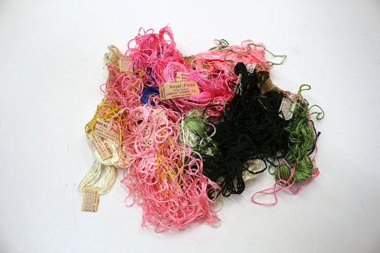 🎨 Vintage Royal Floss Embroidery Thread Lot – Mixed Colors for Craft & Needlework