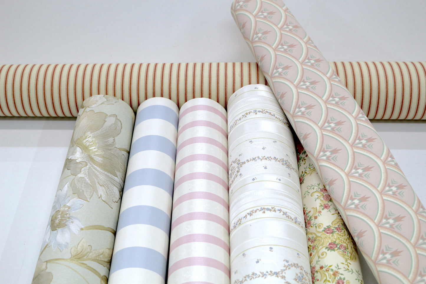 Vintage Wallpaper Roll – Pretty Flowers – $5