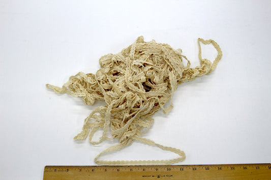 Vintage Cream Lace Trim – Delicate Narrow Design 🌼